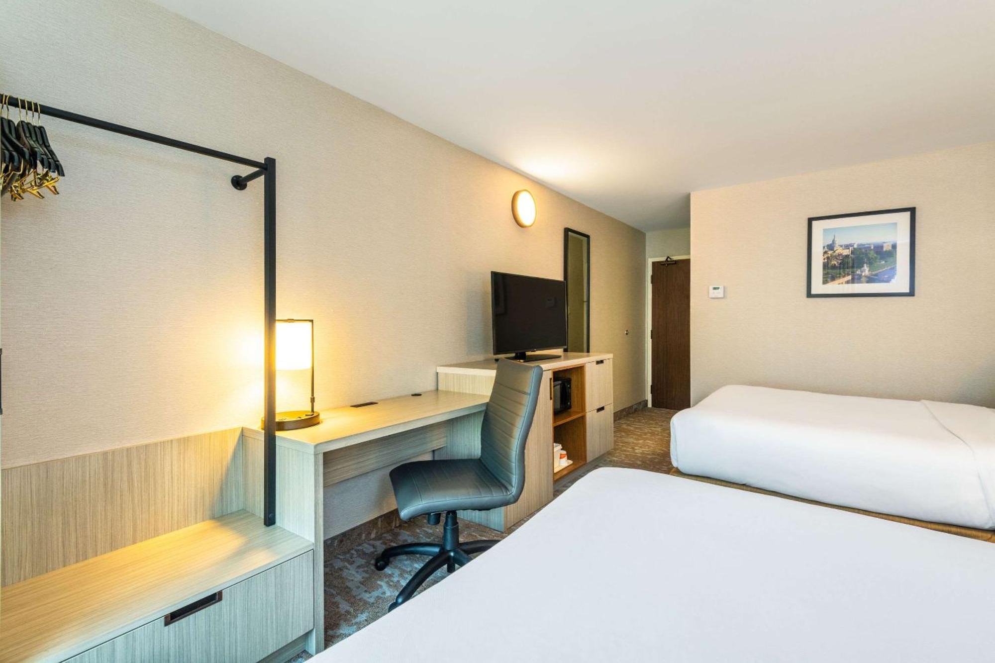 Comfort Inn Hwy 401 Kingston Exterior foto