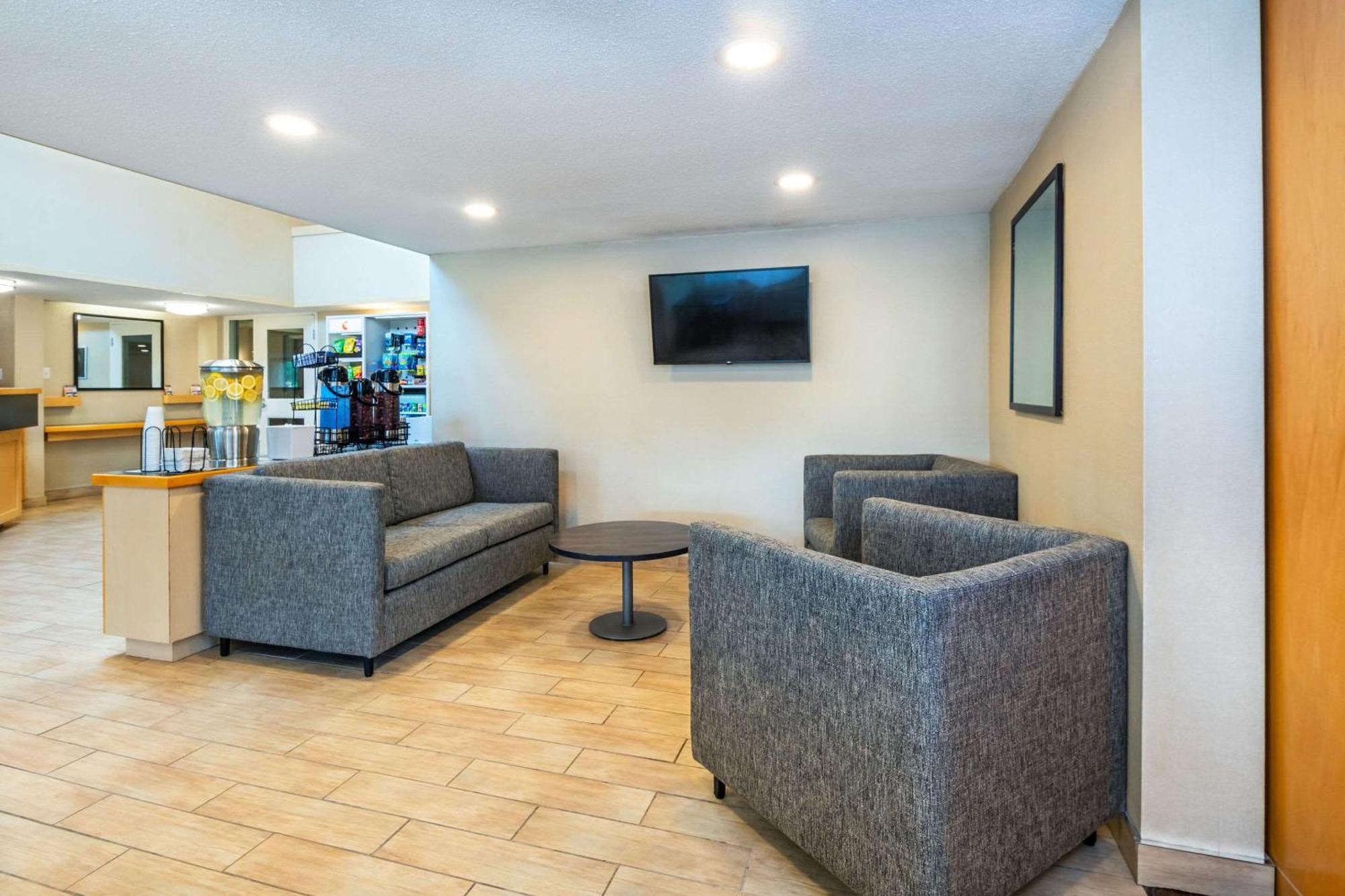 Comfort Inn Hwy 401 Kingston Exterior foto