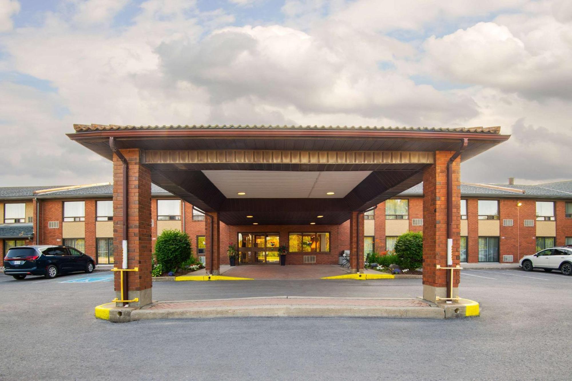 Comfort Inn Hwy 401 Kingston Exterior foto